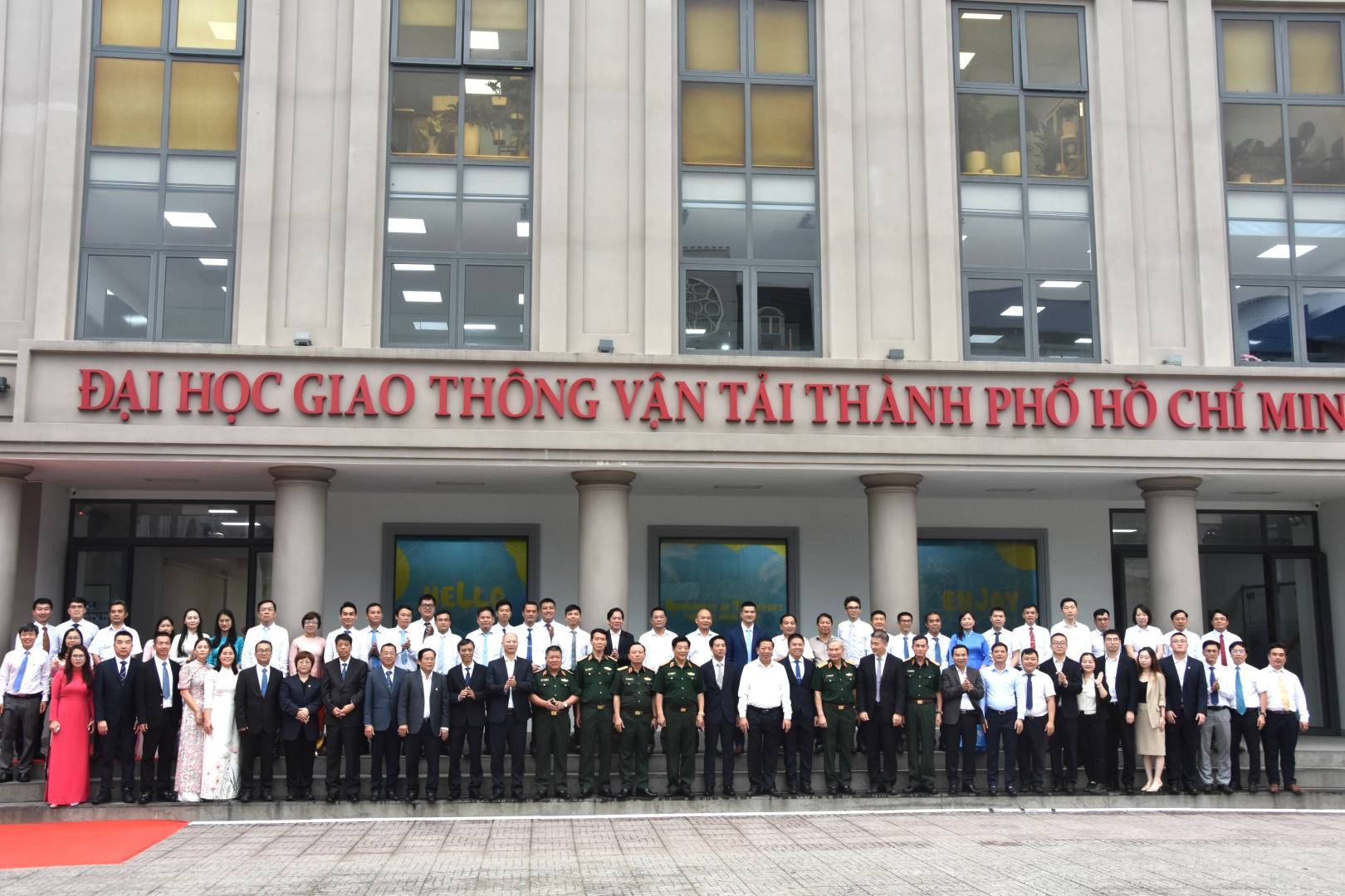 方大與胡志明市交通運輸大學共建實驗室落成，越南建設部部長親臨揭牌